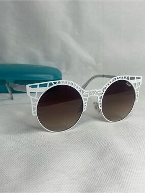 QUAY Australia Fleur Sunglasses White Frost Metal Frame Gradient Brown Lenses